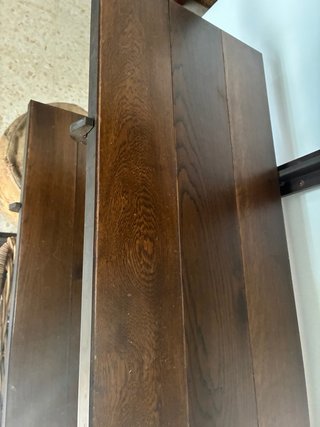 Estantería de hierro y madera oscura