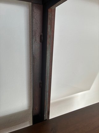 Estantería de hierro y madera oscura