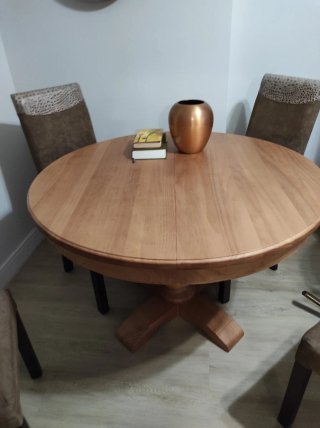 Mesa de comedor redonda de madera