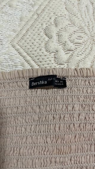 Vestido corto Bershka bordado suizo beige/nude Est