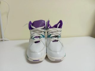 Zapatillas deportivas blancas y moradas