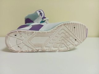 Zapatillas deportivas blancas y moradas