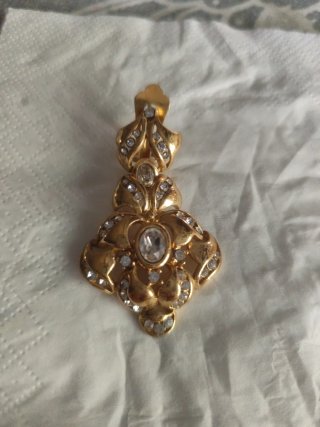 Pendientes dorados con pedrería