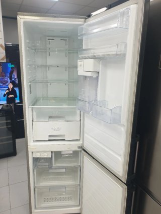 Nevera LG 2m con dispensador de agua