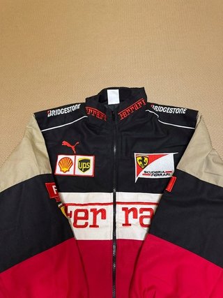 Chaqueta racing negra, roja y beige Ferrari