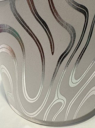 Pantalla de lámpara gris con diseño nuevo.