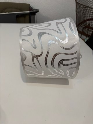 Pantalla de lámpara gris con diseño nuevo.