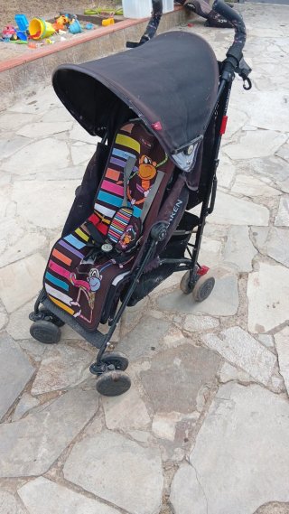 Carrito de paseo Maclaren con diseño de monos