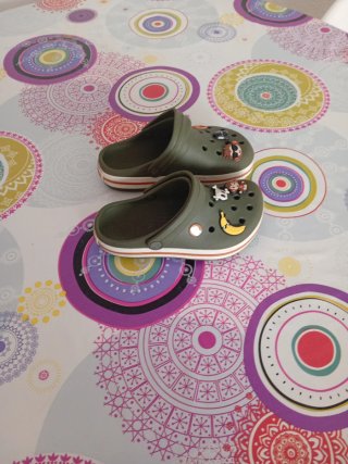 Crocs Verdes con Jibbitz