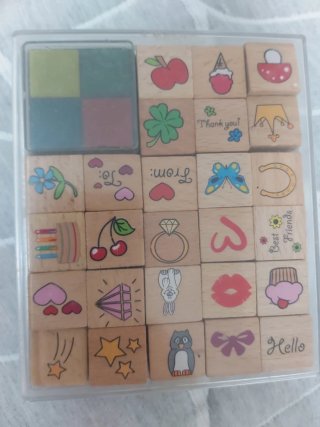 Caja de sellos de madera con dibujos