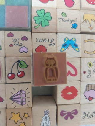 Caja de sellos de madera con dibujos