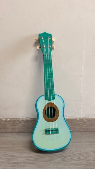 Ukelele de madera color aguacate