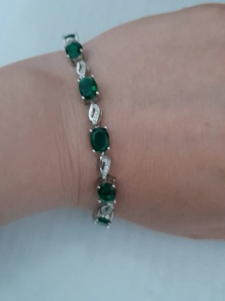 Elegante pulsera de plata con circonitas verdes.