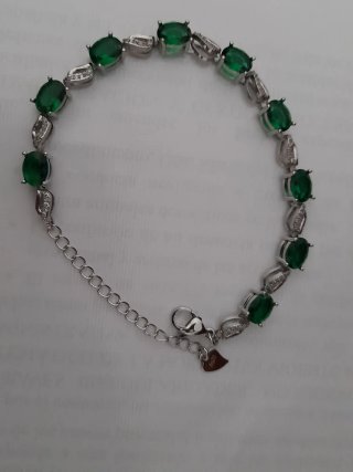 Elegante pulsera de plata con circonitas verdes.
