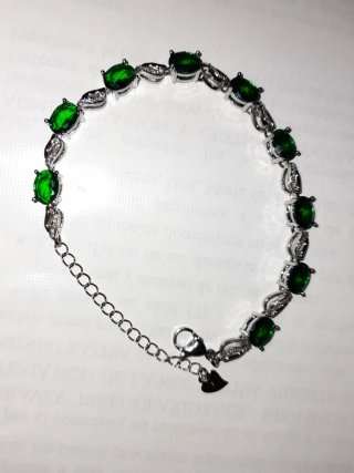 Elegante pulsera de plata con circonitas verdes.