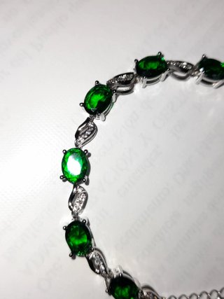 Elegante pulsera de plata con circonitas verdes.