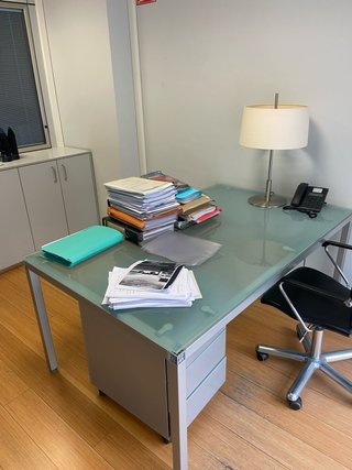 Mesa de cristal y metal