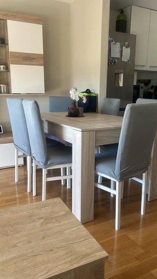 Comedor de madera y sillas
