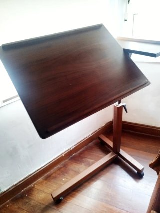 Mesa auxiliar de madera