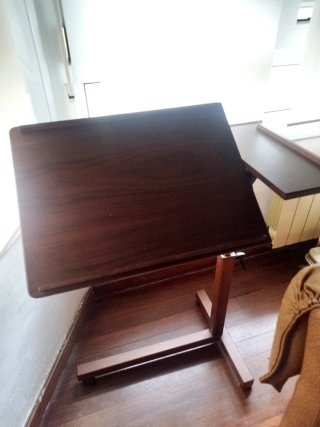 Mesa auxiliar de madera