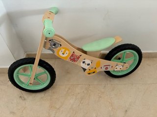 Bicicleta de madera sin pedales