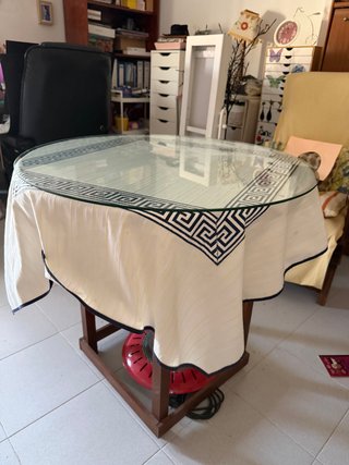 Mesa redonda de madera de 75 centímetros.