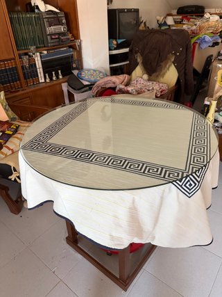 Mesa redonda de madera de 75 centímetros.