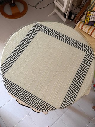 Mesa redonda de madera de 75 centímetros.