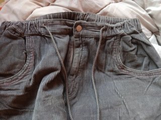 Pantalón pana hombre gris con detalle rojo