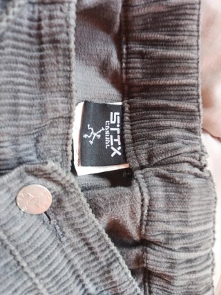 Pantalón pana hombre gris con detalle rojo