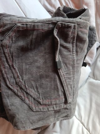 Pantalón pana hombre gris con detalle rojo