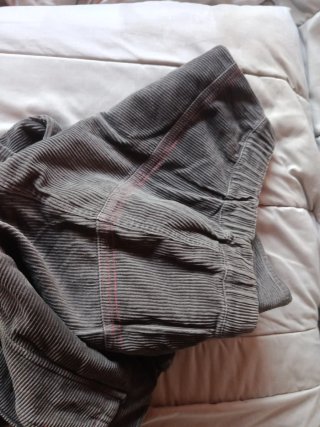 Pantalón pana hombre gris con detalle rojo