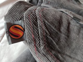 Pantalón pana hombre gris con detalle rojo