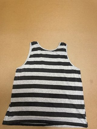 Camiseta de tirantes a rayas gris y negra...