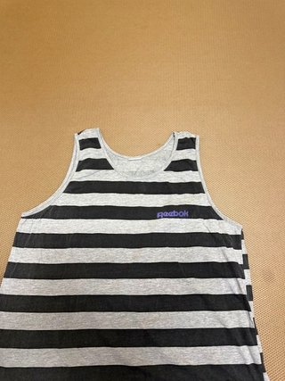 Camiseta de tirantes a rayas gris y negra...