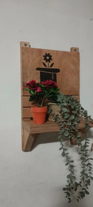 Porta vasi in legno con decoro fiore