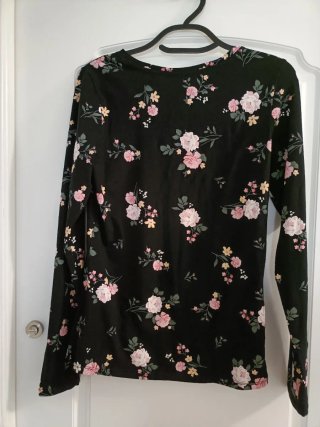 Camiseta negra estampada floral