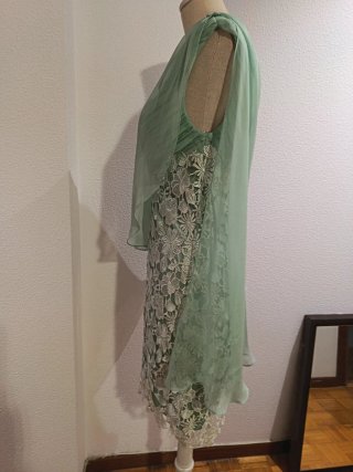 Vestido verde con capa y encaje