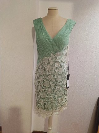 Vestido verde con capa y encaje
