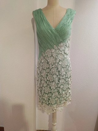 Vestido verde con capa y encaje