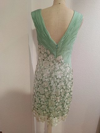 Vestido verde con capa y encaje