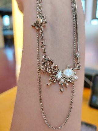 Collana con farfalla e perle
