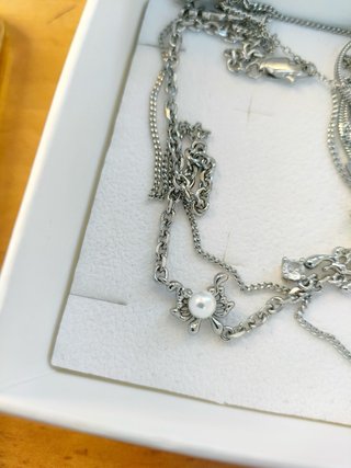 Collana con farfalla e perle