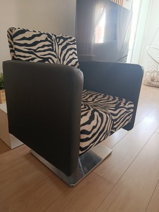 Sillón de peluquería con estampado cebra