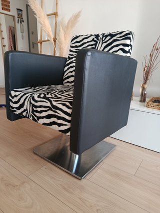 Sillón de peluquería con estampado cebra
