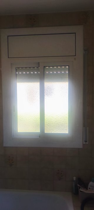 Ventana aluminio 2 hojas blanca con persiana