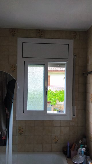 Ventana aluminio 2 hojas blanca con persiana