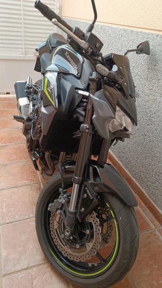 Kawasaki Z900 Negra y Verde