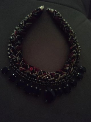 Collar Zara rojo y negro con pedrería