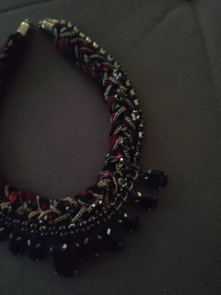 Collar Zara rojo y negro con pedrería